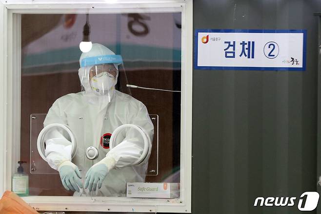 15일 오전 서울역 광장에 마련된 신종 코로나바이러스 감염증(코로나19) 임시선별진료소에서 의료진이 휴식을 취하고 있다. © News1 황기선 기자