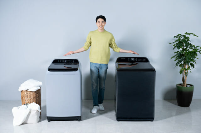 삼성전자 모델이 수원 삼성 디지털시티에서 전자동 세탁기 신제품 '그랑데 통버블'을 소개하고 있다. (사진=삼성전자)