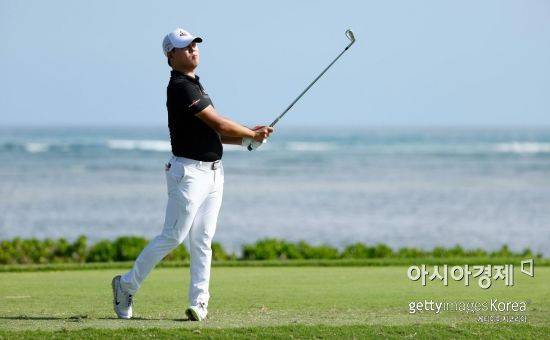 김시우가 소니오픈 첫날 17번홀에서 티 샷을 하고 있다. 호놀룰루(美 하와이주)=Getty images/멀티비츠