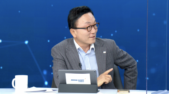 박현주 미래에셋 금융그룹 회장이 15일 공개된 '박현주 회장과 함께하는 투자미팅'에서 미래에셋대우 연구원들과 의견을 나누고 있다.