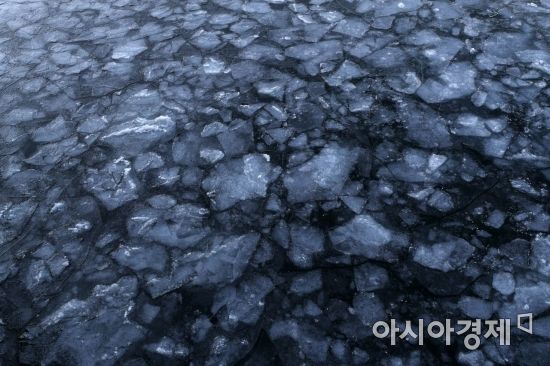 북극 한파가 절정에 달한 8일 서울 잠수교에서 바라본 한강이 얼어 있다. /문호남 기자 munonam@