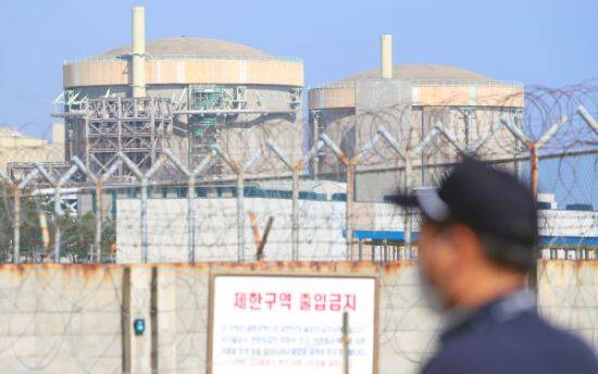 경주시 양남면 월성원자력발전소 1호기가 바라보이는 곳에서 한 지역 주민이 지나가고 있다. / 사진=연합뉴스