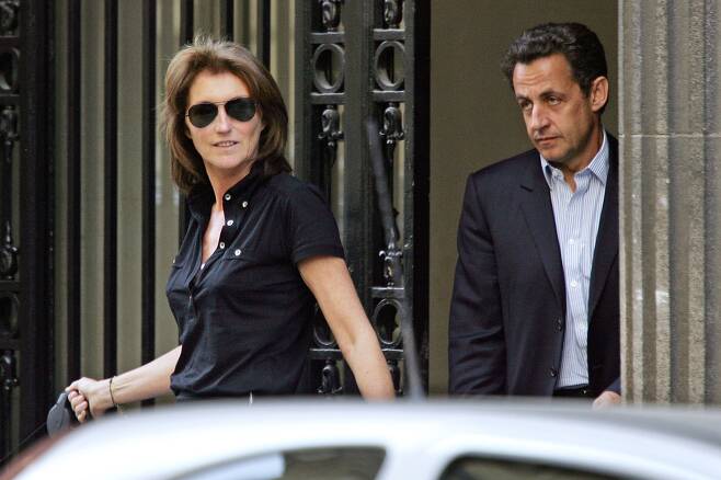 2007년 니콜라 사르코지(오른쪽) 당시 프랑스 대선 후보가 부인 세실리아와 함께 파리 근교 뇌이쉬르센에 있는 자택을 나서고 있다. /AFP 연합뉴스