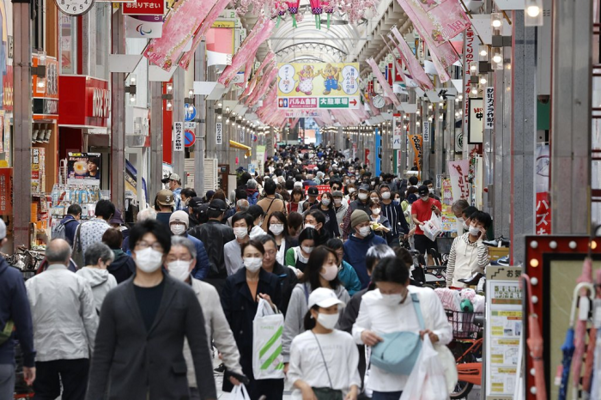 일본 도쿄도 시나가와구의 상점가에서 마스크를 쓴 사람들이 이동하고 있다. /교도연합뉴스