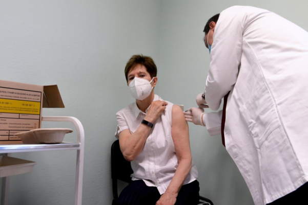 지난해 12월 헝가리 부다페스트의 병원에서 한 여성이 화이자의 코로나19 백신을 맞고 있다. /EPA 연합뉴스