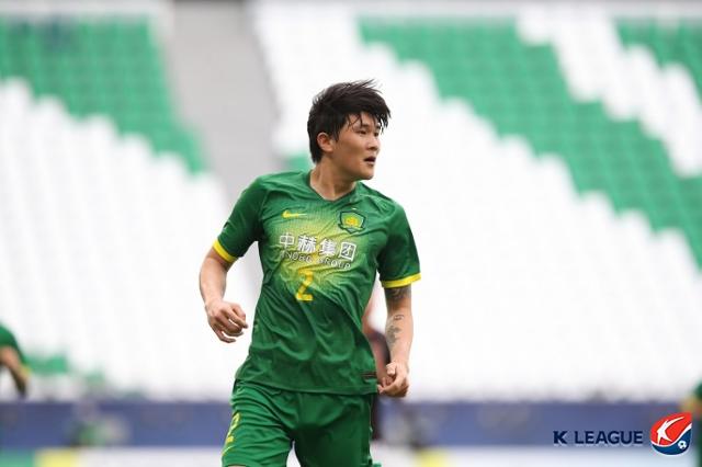 2020 AFC 챔피언스리그에서 베이징 궈안의 유니폼을 입고 뛰는 김민재. 한국프로축구연맹 제공