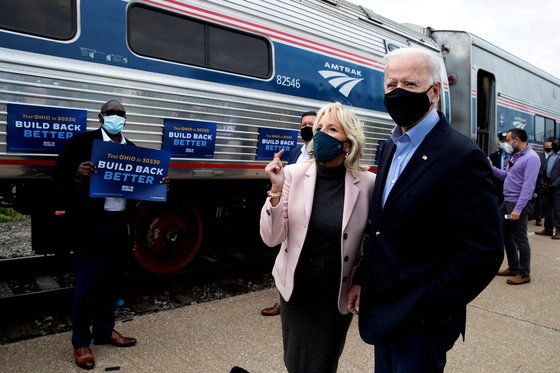 조 바이든 미 대통령 당선인은 지난해 9월 지역 유세를 갈 때도 암트랙을 이용했을 정도로 기차를 즐겨 탄다. 오는 20일 취임식에도 델라웨어에서 기차를 타고 이동할 계획이었지만 안전상의 문제로 취소했다고 CNN 등이 전했다. [로이터=연합뉴스]