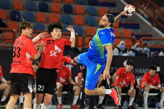 슬로베니아의 데안 봄바치가 한국 선수들의 수비망을 피해 슈팅하고 있다. [로이터=연합뉴스]