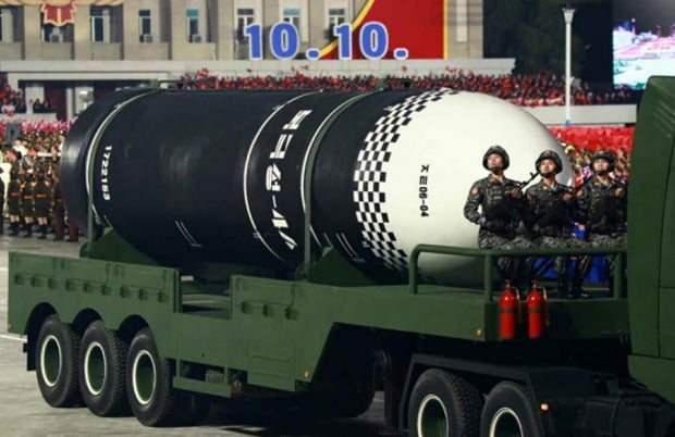 지난해 10월 열병식에서 공개된 잠수함발사탄도미사일(SLBM) '북극성-4ㅅ'. 사진=연합뉴스