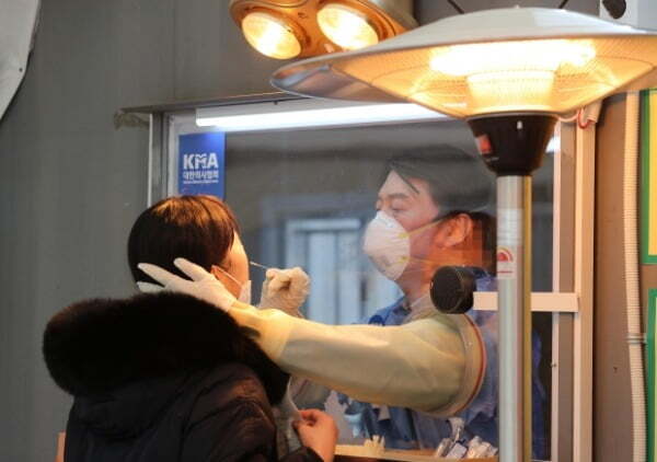 안철수 국민의당 대표가 15일 서울광장에 마련된 임시 선별검사소에서 의료 자원봉사에 나서 검체를 채취하고 있다. /사진=연합뉴스