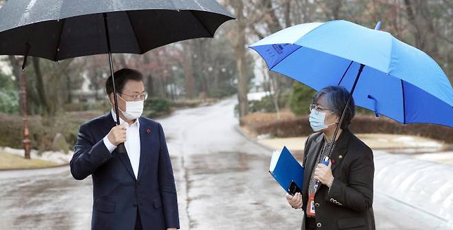 문재인 대통령이 15일 청와대에서 ‘코로나19 백신 예방접종 준비계획 보고’ 회의를 마친 후 정은경 질병관리청장과 대화를 나누고 있다. 청와대 제공