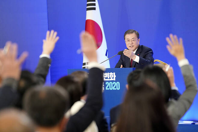 President Moon Jae-in points to a reporter for a question during his New Year’s press conference at Cheong Wa Dae in Seoul in January 2020. (Cheong Wa Dae)