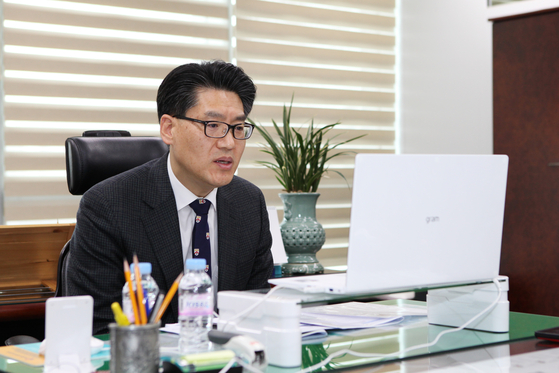 Kim Sang-do, deputy minister of aviation policy at the Ministry of Land, Infrastructure and Transport, speaks in an interview with the Korea JoongAng Daily in his office in Sejong City on Friday. [MOLIT]
