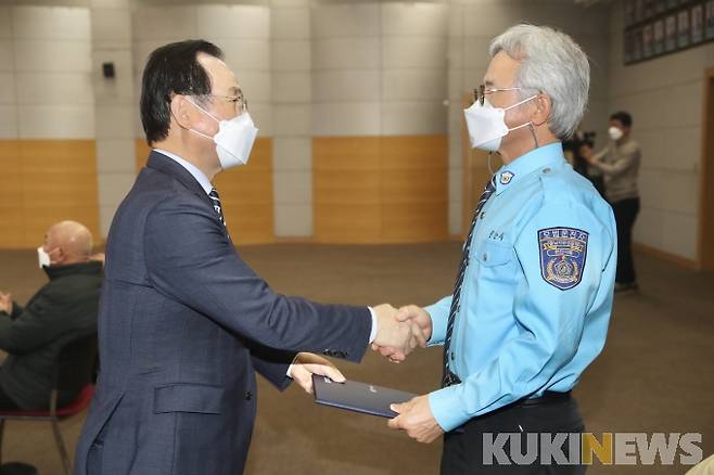 박상돈 천안시장(왼쪽)이 15일 신규 개인택시 면허증을 교부했다.
