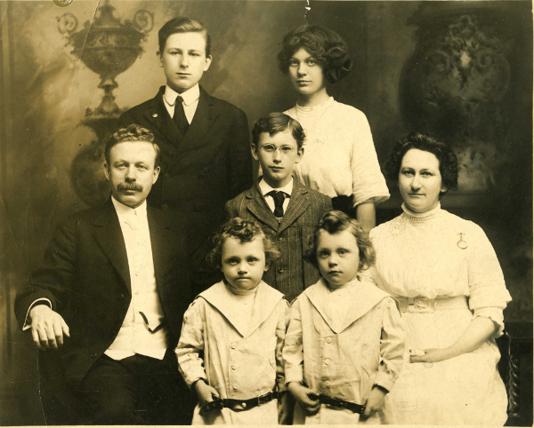 노블 부부와 자녀들의 가족사진. 맨 오른쪽이 노블 부인이다. 한국기독교역사연구소 제공