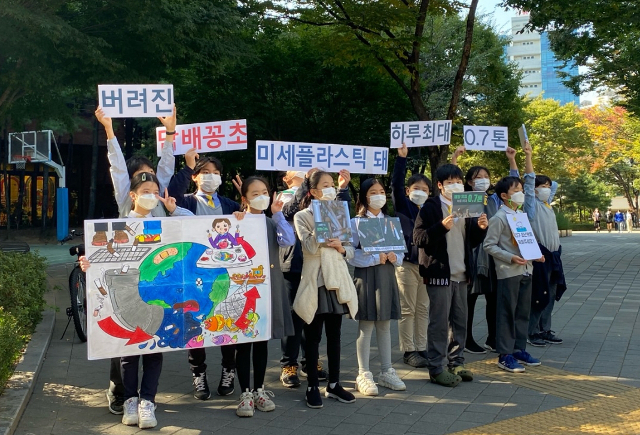 거리에서 환경 보호 캠페인을 벌이고 있는 학생들. 빛의자녀학교 제공