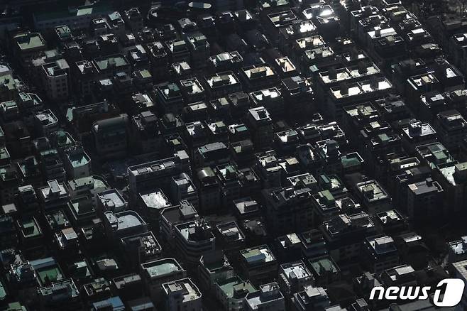 (서울=뉴스1) 성동훈 기자 = 올해 서울 지역 빌라(연립주택) 가격이 13년 만에 가장 큰 폭으로 올랐다. 30일 KB국민은행의 '12월 월간 주택시장 동향'에 따르면 올해 서울 지역 연립주택 매매가격지수 연간 누적 변동률은 8.18%로, 지난해(1.71%)보다 5배 올랐다. 한 관계자는 "아파트에 규제가 집중되고, 공급 불안으로 가격이 치솟자 상대적으로 규제가 약하고 저렴한 빌라로 수요가 이동하면서 빌라 가격도 많이 올랐다"고 설명했다. 사진은 이날 서울 송파구 서울스카이에서 바라본 서울 도심의 빌라 밀집지역. 2020.12.30/뉴스1