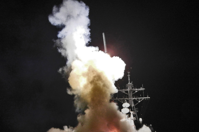 미 해군 구축함에서 토마호크 미사일이 발사되는 모습. 미 국방부 영상정보시스템
