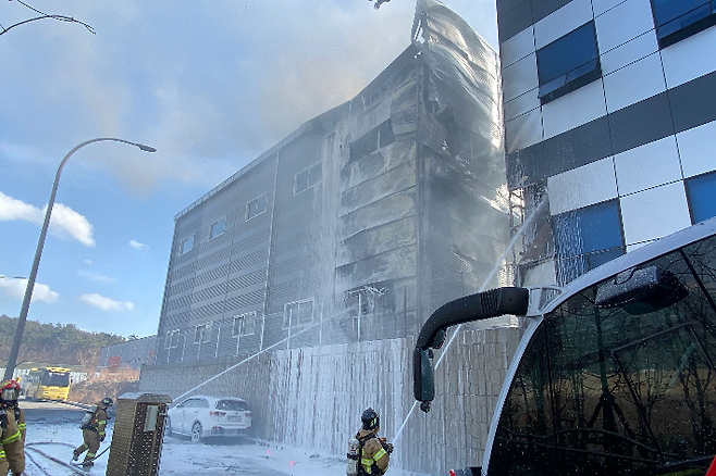 15일 오후 1시 9분 부산 기장군 장안읍의 한 건강보조 식품 창고에서 불이 나 50여분만에 꺼졌다.부산소방본부 제공