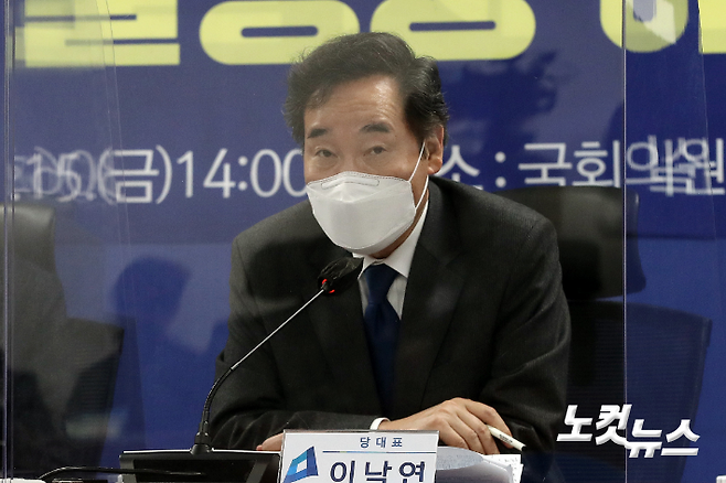 이낙연 더불어민주당 대표가 15일 오후 국회 의원회관에서 열린 포스트코로나 불평등해소TF 1차회의에서 모두발언을 하고 있다. 윤창원 기자