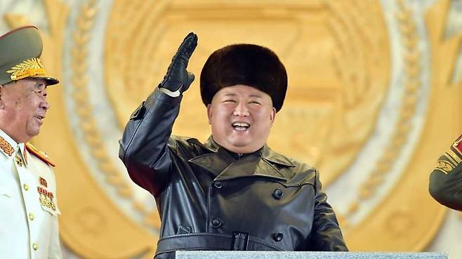 열병식 참석한 김정은 총비서