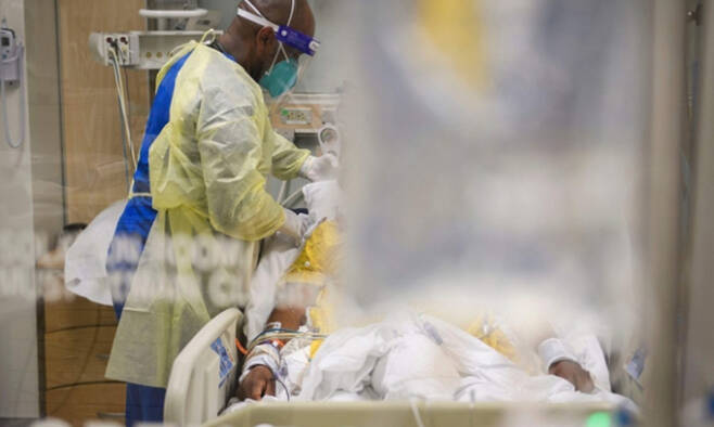 코로나 환자를 돌보는 미국 LA 병원 의료진. AFP=연합뉴스