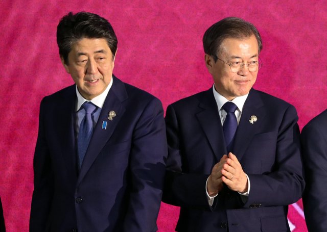 지난 2019년 11월 문재인 대통령과 아베 신조 당시 일본 총리가 방콕 임팩트 포럼에서 열린 역내포괄적경제동반자협정(RCEP)에서 기념 촬영 후 자리로 향하고 있다./연합뉴스