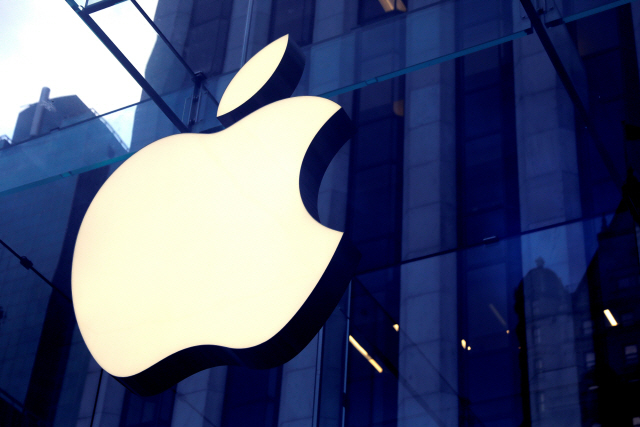 미국 뉴욕 맨해튼 5번가의 애플스토어에 애플 로고가 걸려 있다. /로이터연합뉴스