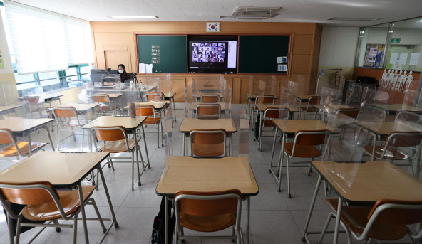 신종 코로나바이러스 감염증(코로나19) 확산세가 이어지면서 서울의 한 초등학교에서 원격 수업이 이뤄지고 있다. (사진=연합뉴스)