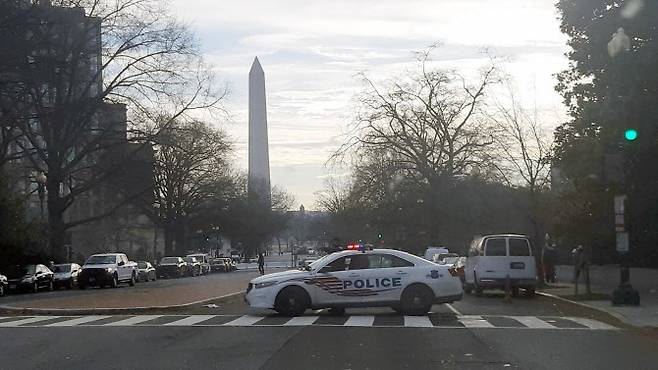 조 바이든 미국 대통령 당선인의 취임식을 앞두고 수도 워싱턴DC에서 검문 및 통제가 강화되고 있다. 사진은 14일(현지시간) 백악관으로 이어지는 도로가 차단된 모습. (사진=연합뉴스)