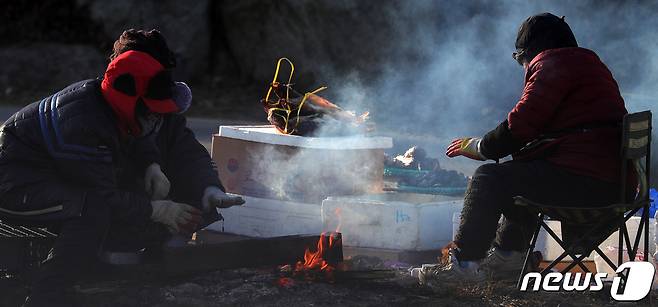 전북 전주시 남부시장에서 상인들이 모닥불로 추위를 녹이고 있다. /뉴스1 © News1 유경석 기자