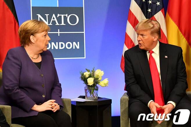 나토 창설 70주년 기념 정상회의 중 앙겔라 메르켈 독일 총리와 회담을 하는 도널드 트럼프 미국 대통령. © AFP=뉴스1
