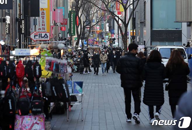 정부가 수도권 거리두기 2.5단계·비수도권 2단계 조처를 2주 연장하기로 한 16일 서울 중구 명동 거리에서 시민들이 오가고 있다./뉴스1 © News1 이동해 기자