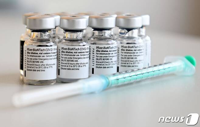 화이자와 바이오엔테크가 공동개발한 코로나19 백신 © AFP=뉴스1