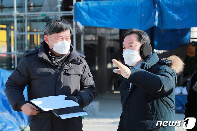 조광한 시장이 2020년 12월31일 이석영광장 사업현장을 점검하는 모습 © 뉴스1