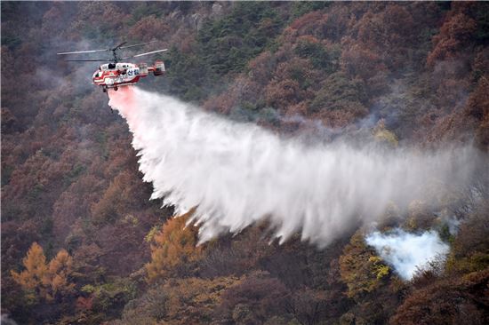 산림청의 산불진화 헬기가 '산불진화 합동훈련'에서 화재상황을 가정해 실전과 같은 화재 진화활동을 시연하고 있다. 사진은 기사와 무관함 산림청 제공