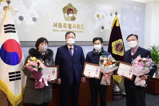 사진 왼쪽부터 박은정 주임, 김인호 의장, 박장배 방호실장(주임), 도시안전 진현우 전문위원이다.