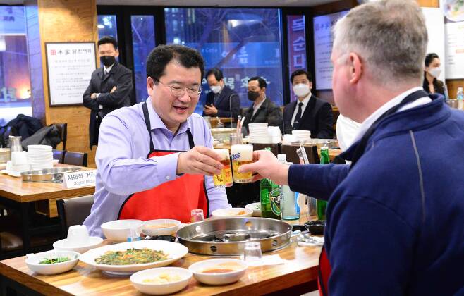 최종건 외교부 1차관(왼쪽)과 스티븐 비건 미국 국무부 부장관(오른쪽)이 지난달 10일 저녁 서울 시내 닭한마리 식당에서 식사하고 있다. /외교부 제공
