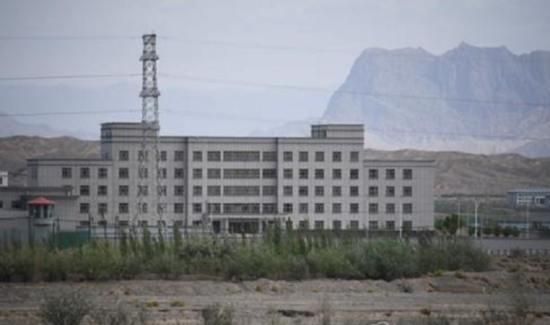 강제 수용소로 추정되는 중국 신장의 소수민족 재교육 시설. /AP 연합뉴스
