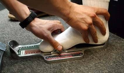 정민호 대표는 소비자들의 발수치와 모양 등을 제대로 살펴본 뒤 알맞는 신발을 권유하고 있다. 정민호 대표 제공.