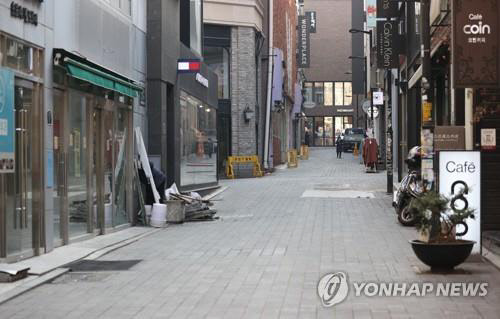 서울 중구 명동 거리의 한산한 모습. 연합뉴스