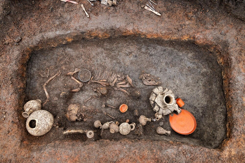 프랑스 중부 클레르몽페랑 인근 공항 건설현장에서 발굴된 1세기 초 어린이의 무덤. 프랑스 국립고고학발굴조사연구소(INRAP) 연합뉴스.