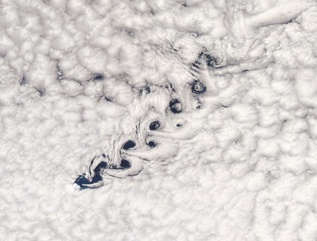 NASA의 테라 위성이 인도양 남부에서 촬영한 폰 카르만 소용돌이 사진. 인도양 남부 허드섬의 바람이 불어가는 쪽 바다 구름에 시계 방향과 반시계방향으로 회오리가 연이어 소용돌이 치고 있다. 자연이 우리에게 머리 땋는 법을 알려주는 듯 하다. 김영사 제공
