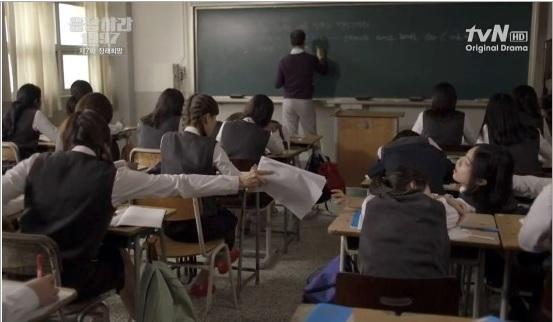 2012년 방영된 tvN '응답하라 1997'에서 '팬픽'을 돌려보는 장면. 방송화면 캡처