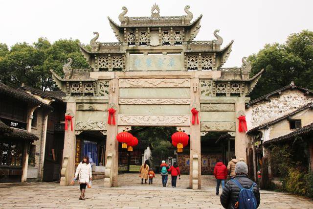 혜산고진의 암학기룡 패방 ⓒ최종명