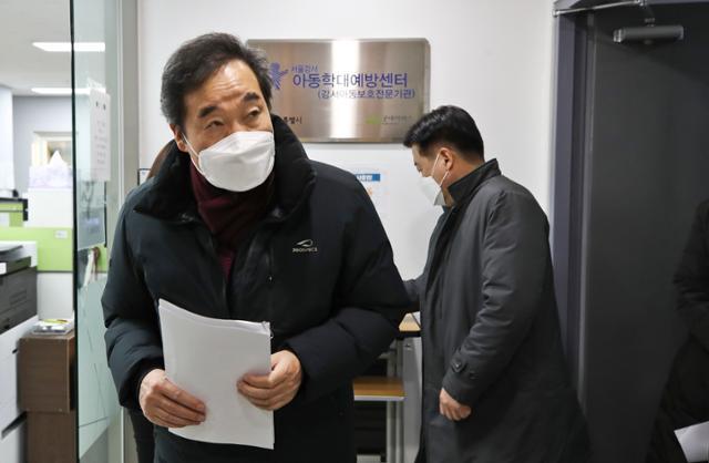 이낙연 더불어민주당 대표가 6일 오후 서울 강서아동보호전문기관을 방문해 간담회장으로 들어서고 있다. 국회사진기자단