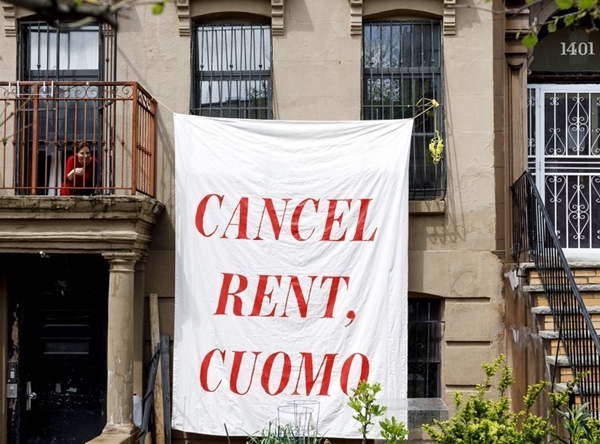 미국 뉴욕주 한 아파트에 앤드루 쿠오모 뉴욕주지사를 향한 월세거부 시위 구호가 내걸려 있다. EPA 연합뉴스