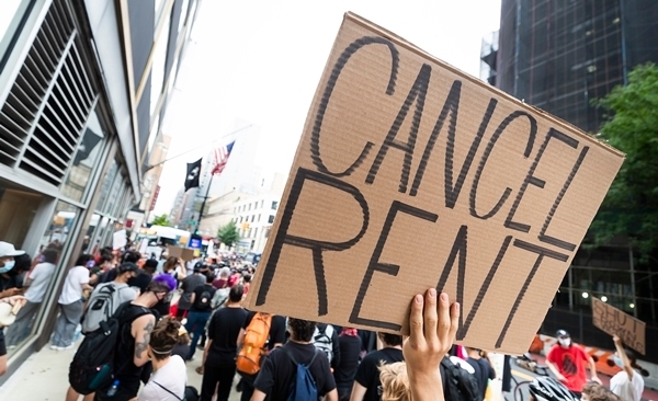 지난해 8월 6일(현지시간) 미국 뉴욕 민사법원 앞에서 코로나1)으로 인한 경제적 어려움 탓에 월세를 내지 못하는 세입자들이 임대료 취소를 요구하는 시위를 벌이고 있다. EPA 연합뉴스