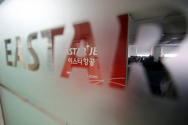 극심한 경영난으로 새 인수자를 찾고있는 이스타항공이 서울회생법원에 회생절차개시 신청을 했다. 사실상 제주항공과의 인수합병(M&A) 무산 이후 최근까지 매각에 난항을 겪자 법원 주도로 매각 절차를 밟겠다는 복안이다. /사진=뉴스1 이광호 기자
