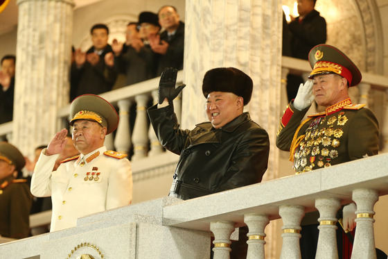 김정은 북한 노동당 총비서(오른쪽 두번째)가 지난 14일 평양에서 열린 제8차 노동당 대회 기념 군 열병식에 참석해 손을 흔들고 있다. /사진=뉴스1(노동신문)